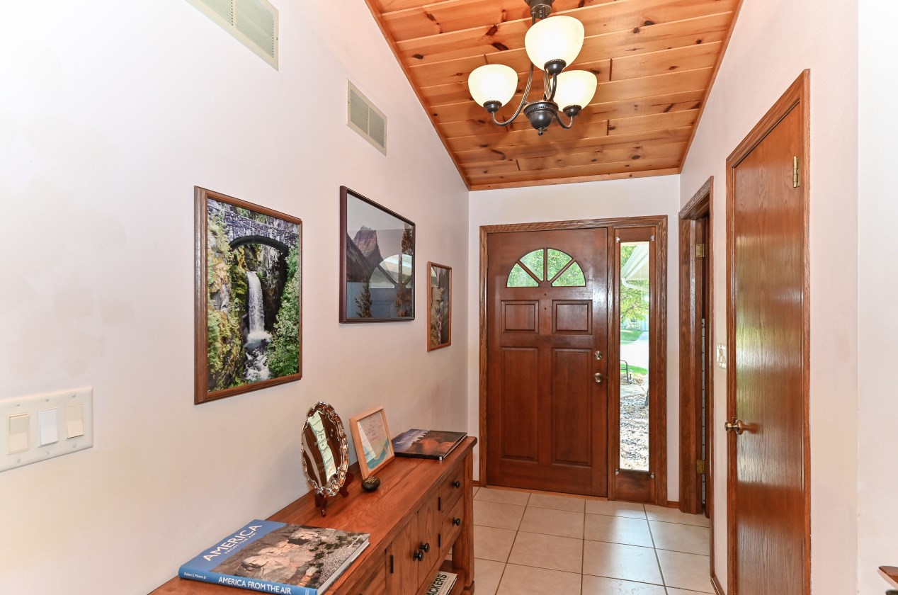 9204 41st St, Hales Corners, WI 53132-8602