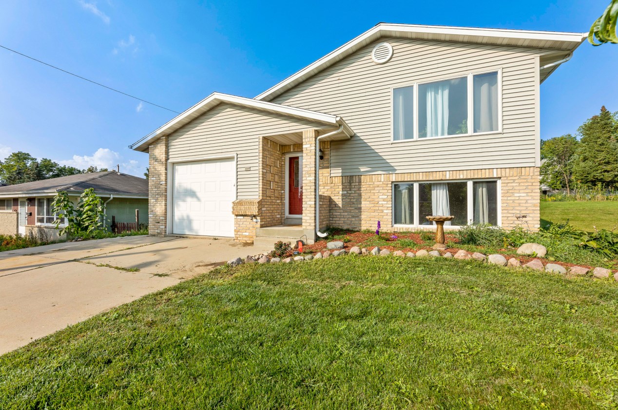442 Pine St, Hartford, WI 53027-1030