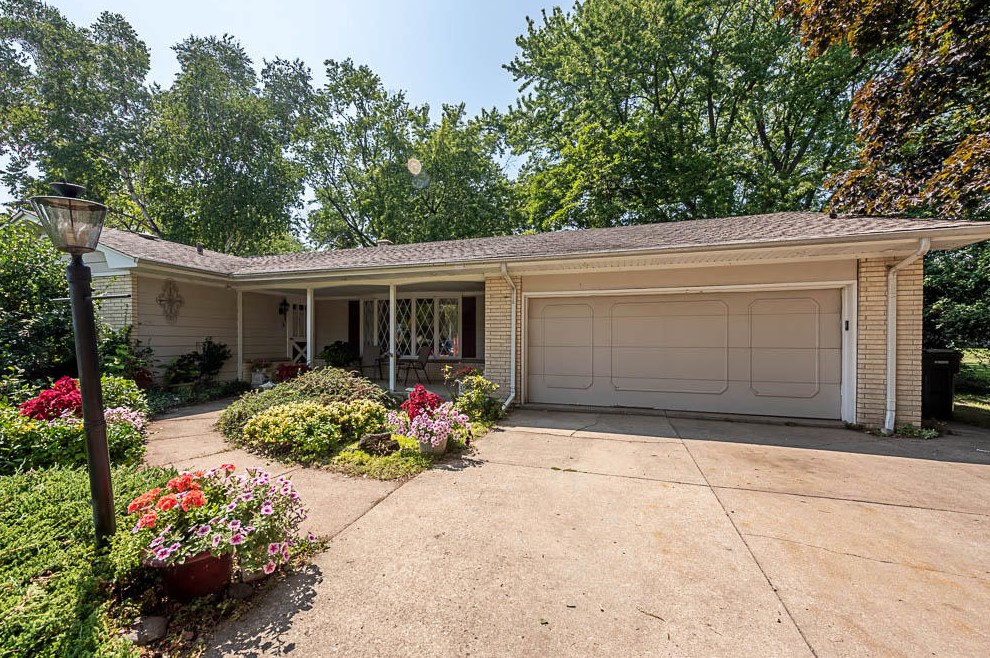 4304 Greenbriar Ln, Racine, WI 53403-3948