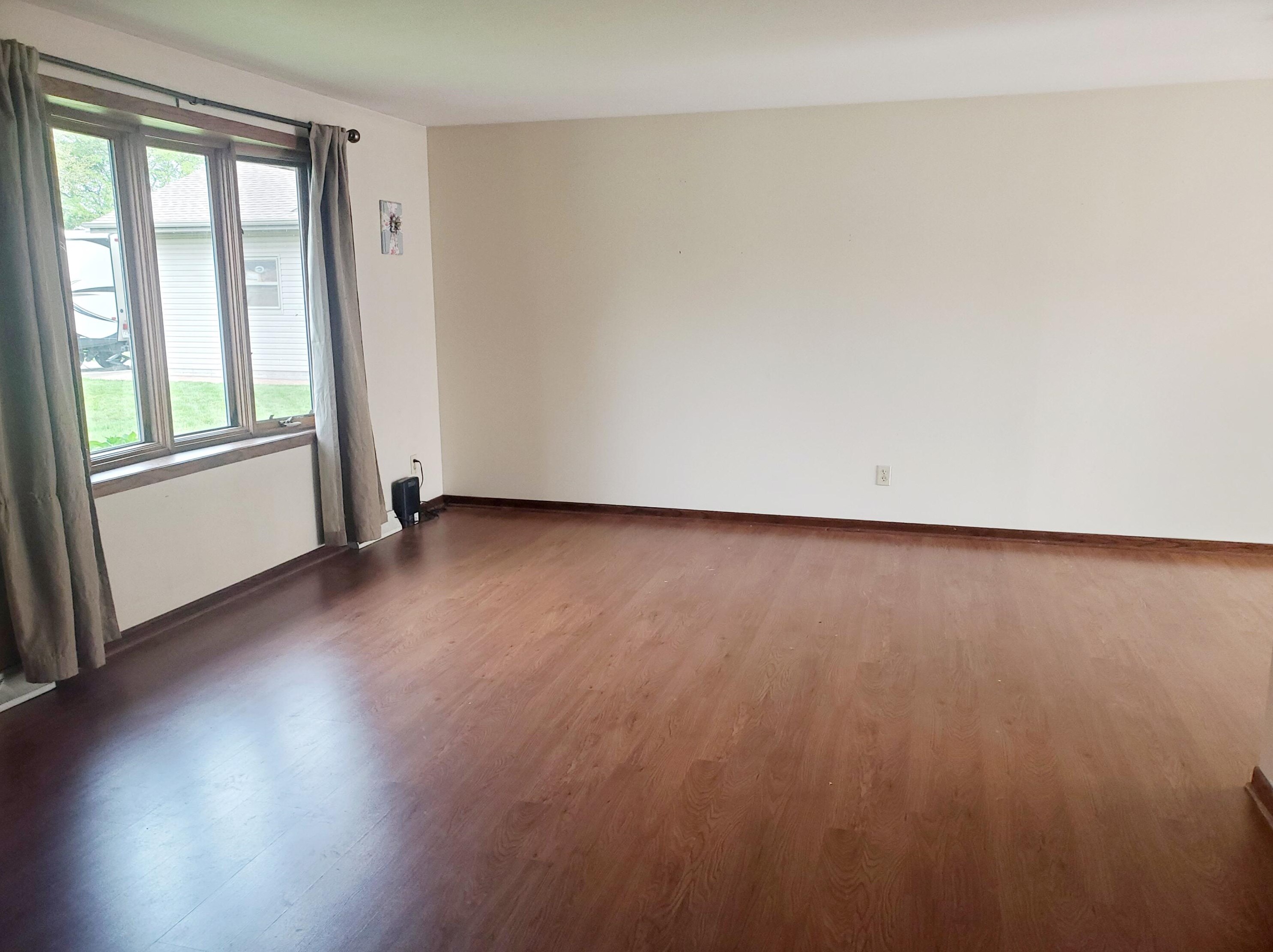 319 Zuider Ln, Oostburg, WI 53070-1332