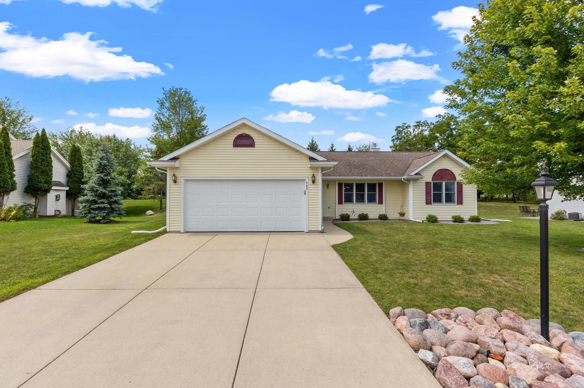 962 Hickory Creek Dr, Oconomowoc, WI 53066
