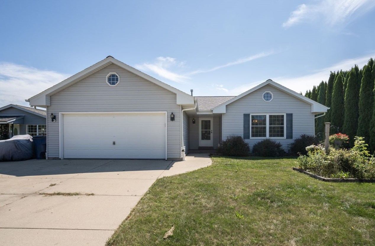 8735 Fieldpointe Dr, Oak Creek, WI 53154-8015