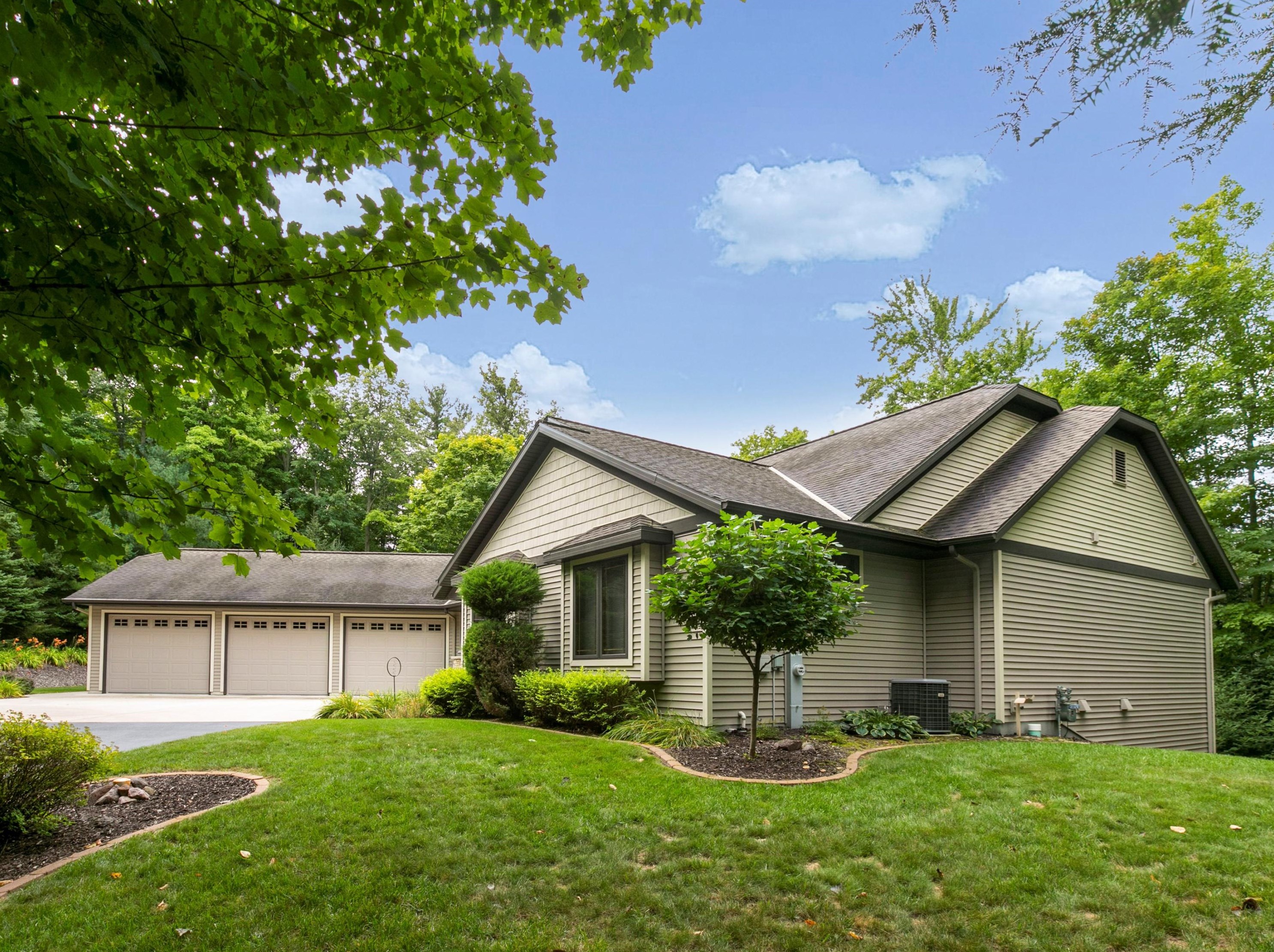 13914 Circle Dr, Mishicot, WI 54228