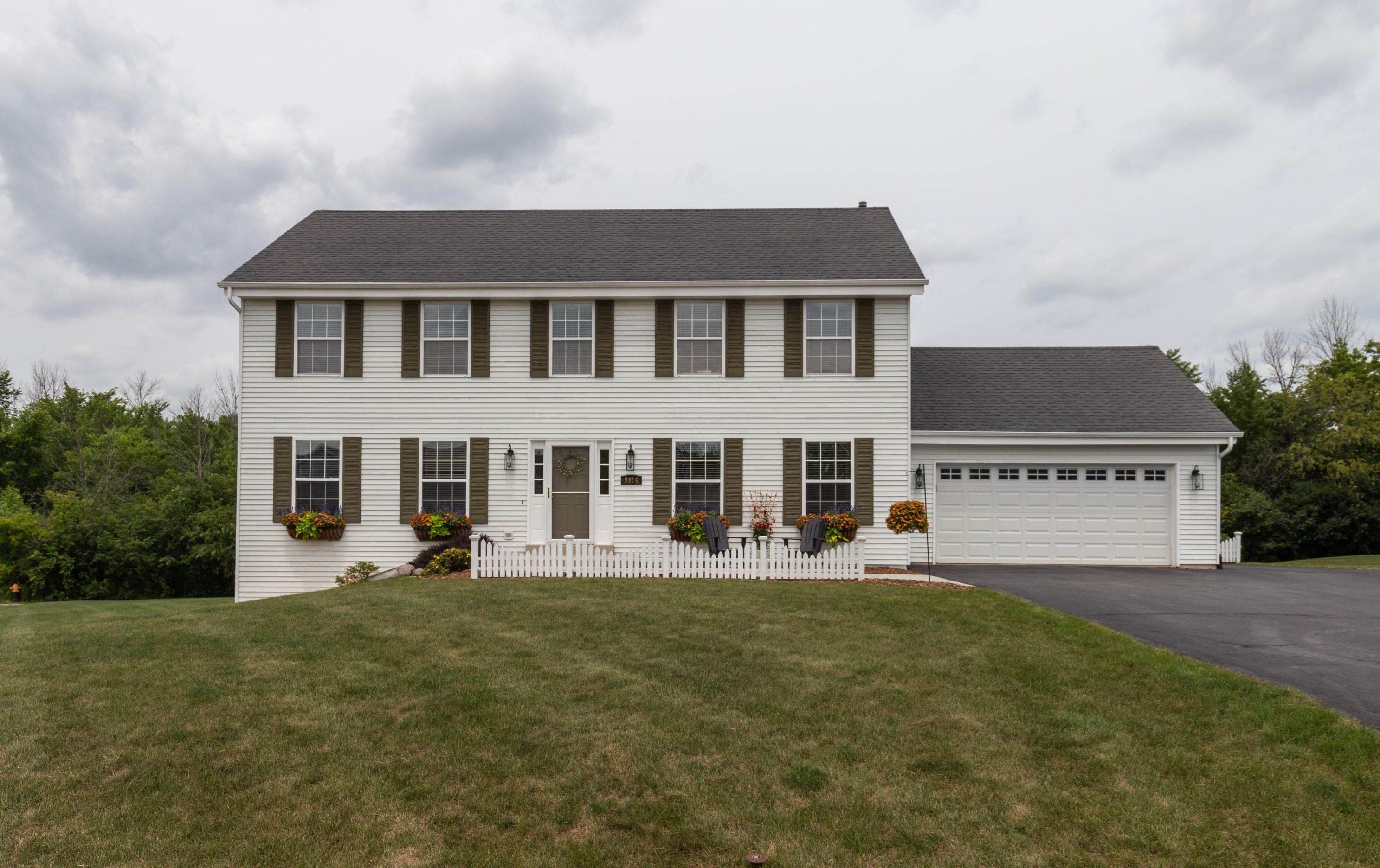 5914 Sandview Ln, Racine, WI 53406-1173