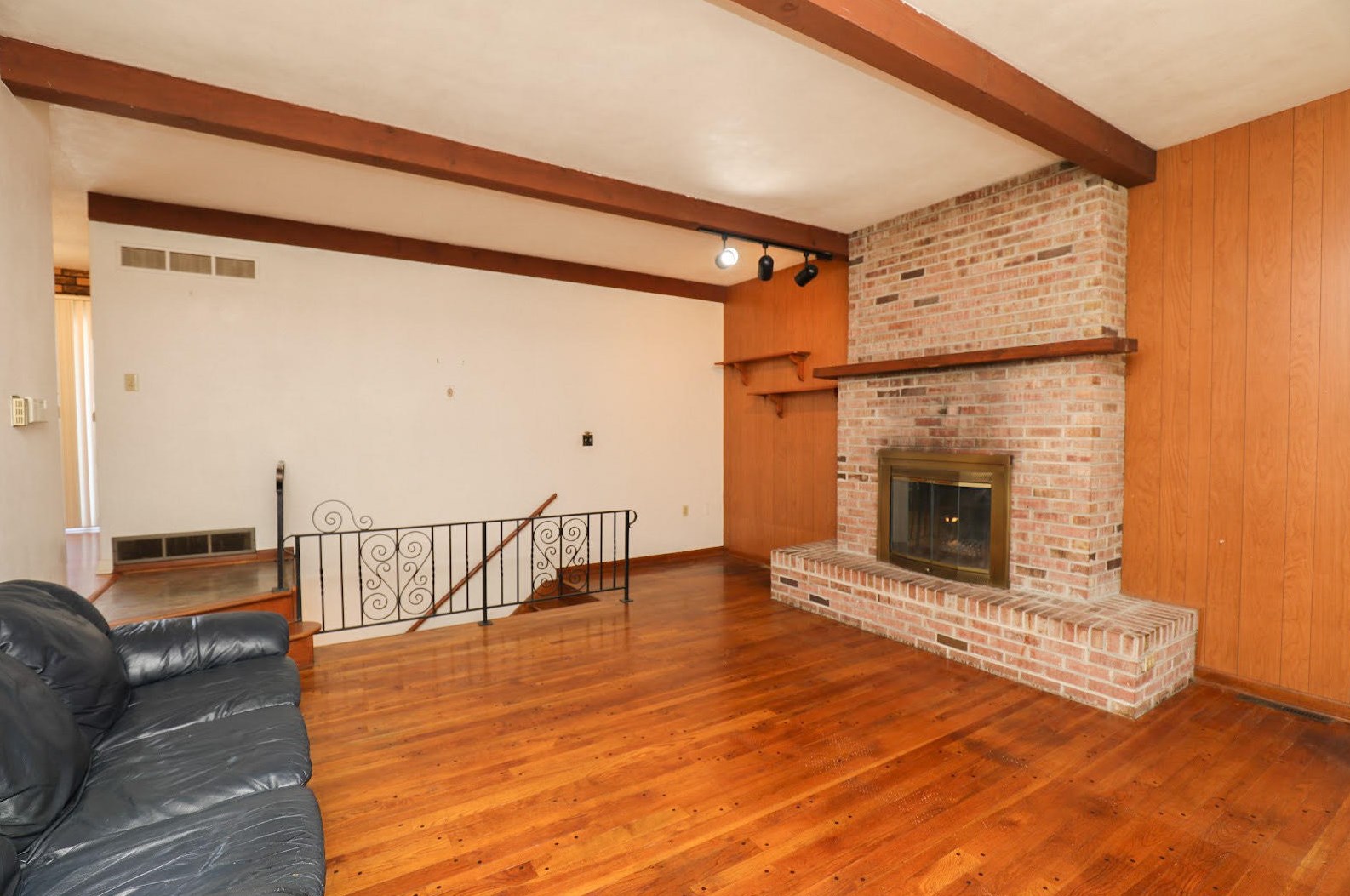 2516 Dombrowski Blvd, Racine, WI 53405-1816