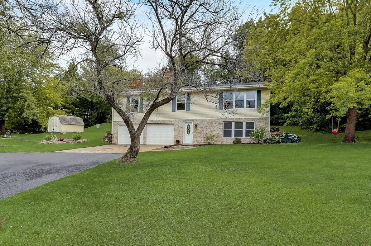 201 Prairie View Dr, North Prairie, WI 53153