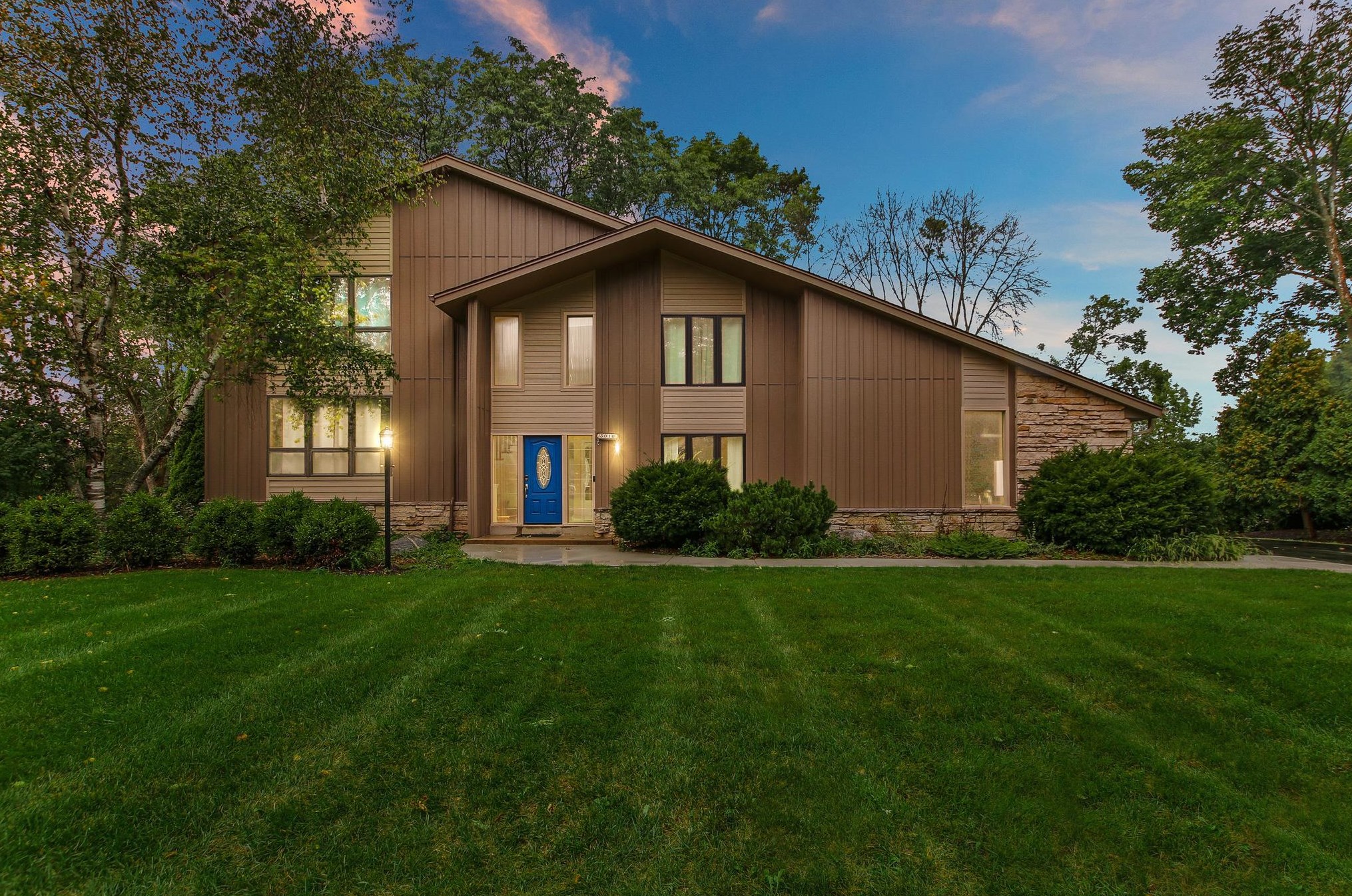 3010 W Woodland Ct, Thiensville, WI 53092