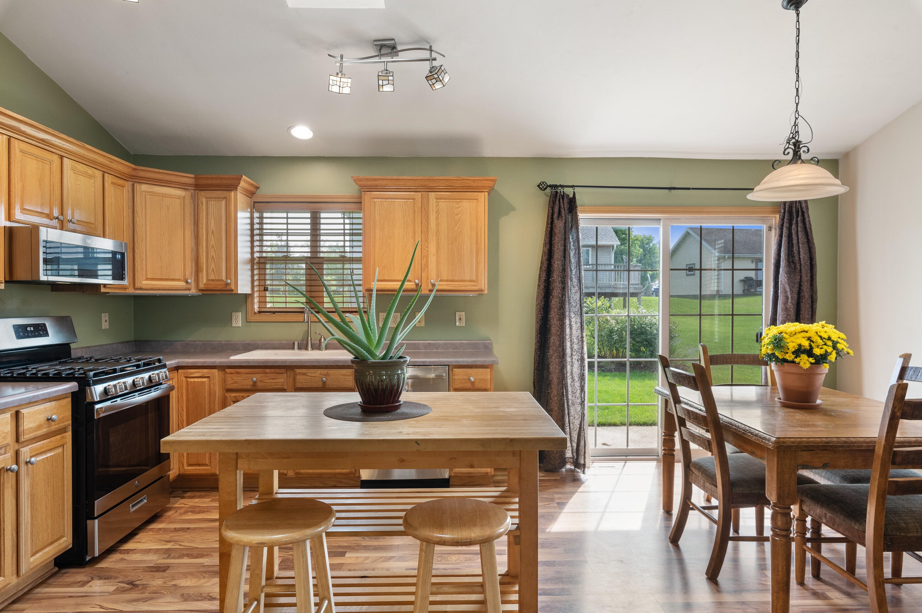 1202 Elm St, Hartford, WI 53027