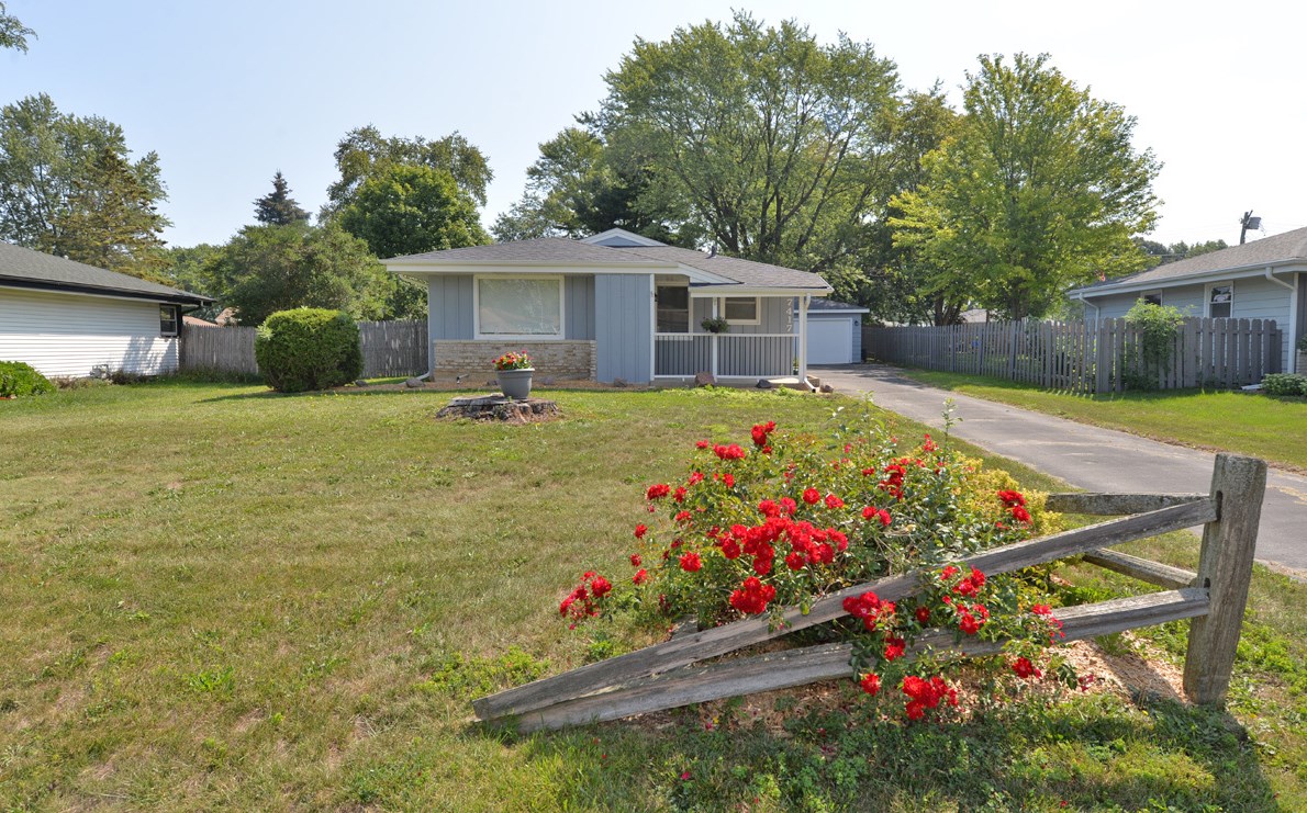 7417 Blackhawk Dr, Racine, WI 53402-1166