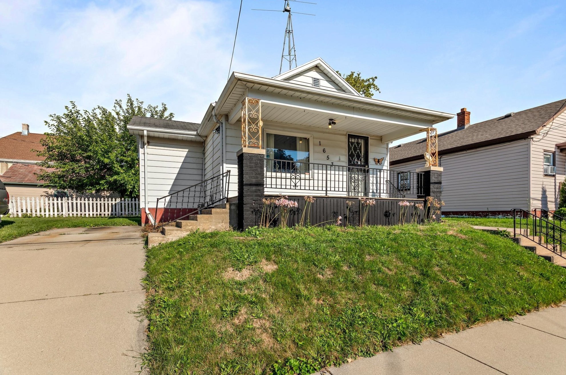 1653 Lasalle St, Racine, WI 53402-4852
