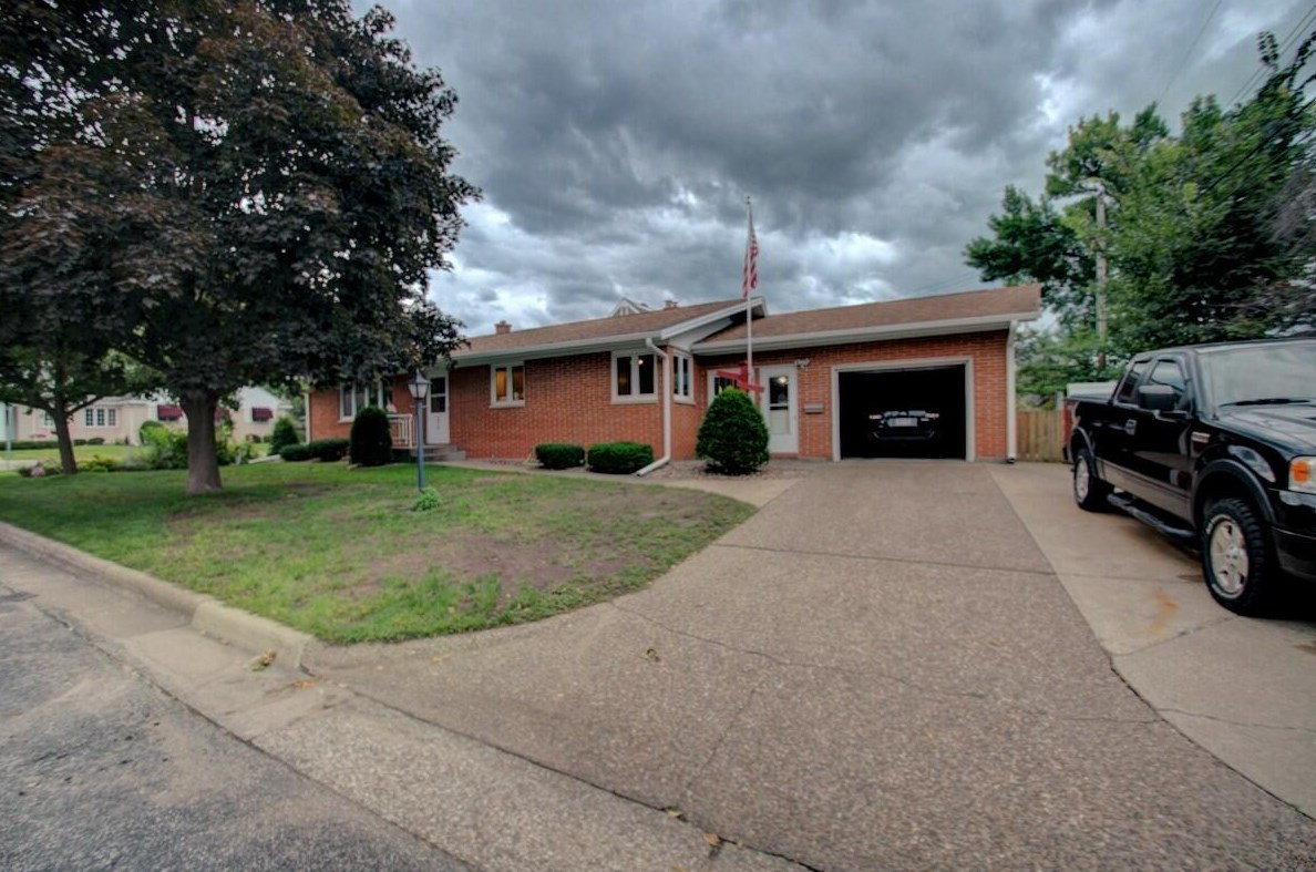 2516 Vine St, La Crosse, WI 54601