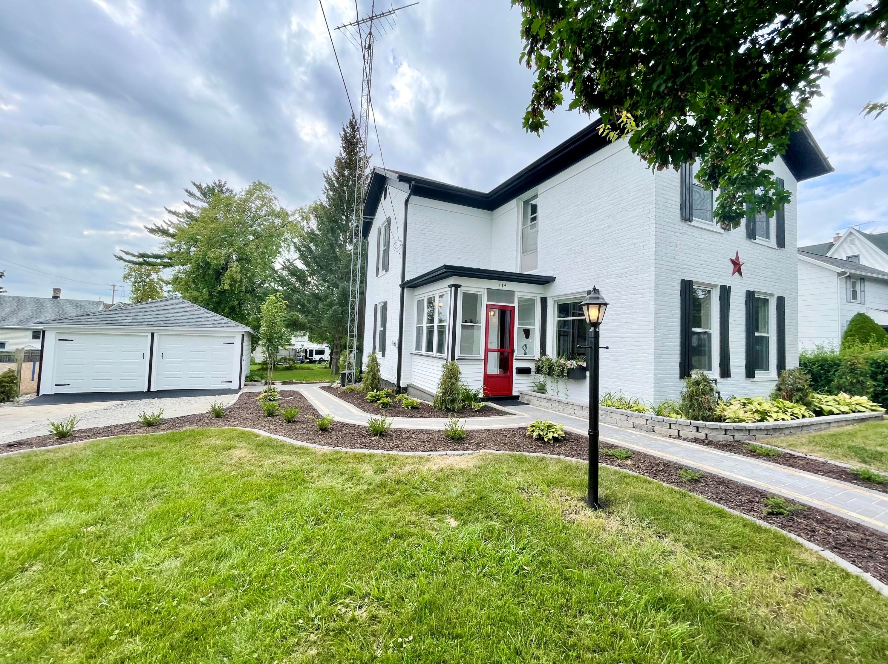 114 S Warren St, Watertown, WI 53094