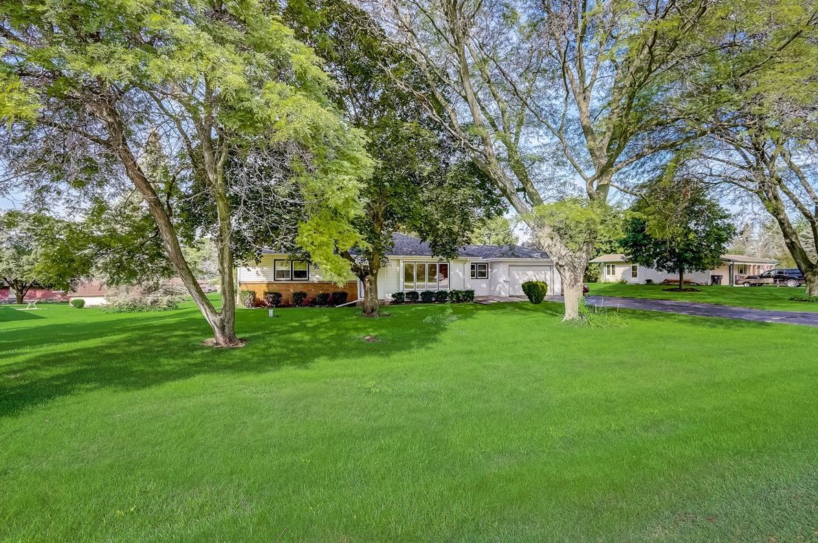 3401 S Monterey Dr, Waukesha, WI 53151