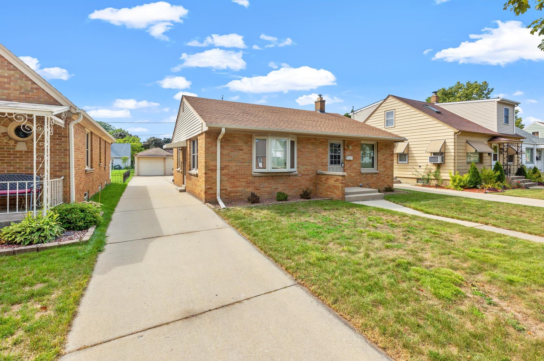 3745 22nd St, Milwaukee, WI 53221-1407