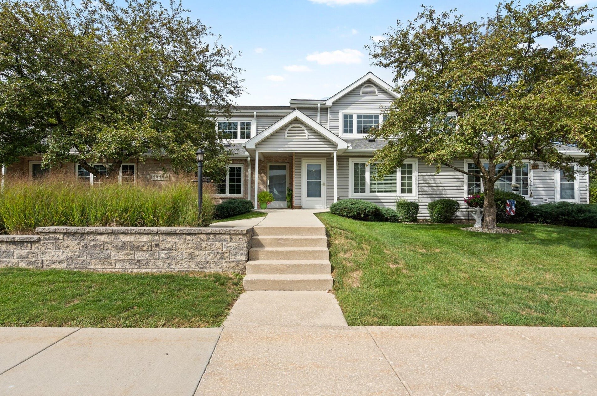 10154 W Whitnall Edge Dr #b, Hales Corners, WI 53132