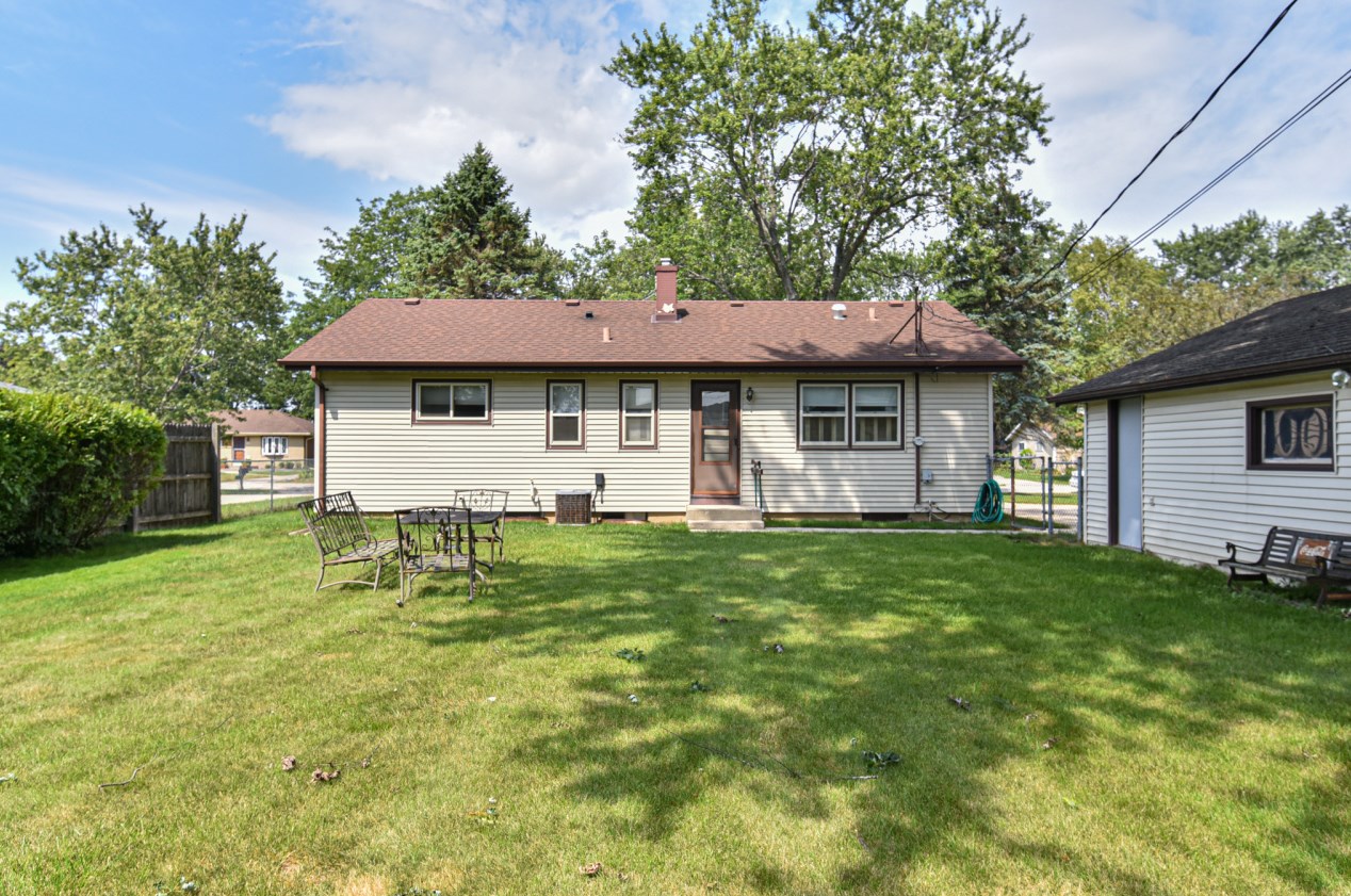 3415 Oak Creek Dr, Oak Creek WI  53154-4133 exterior