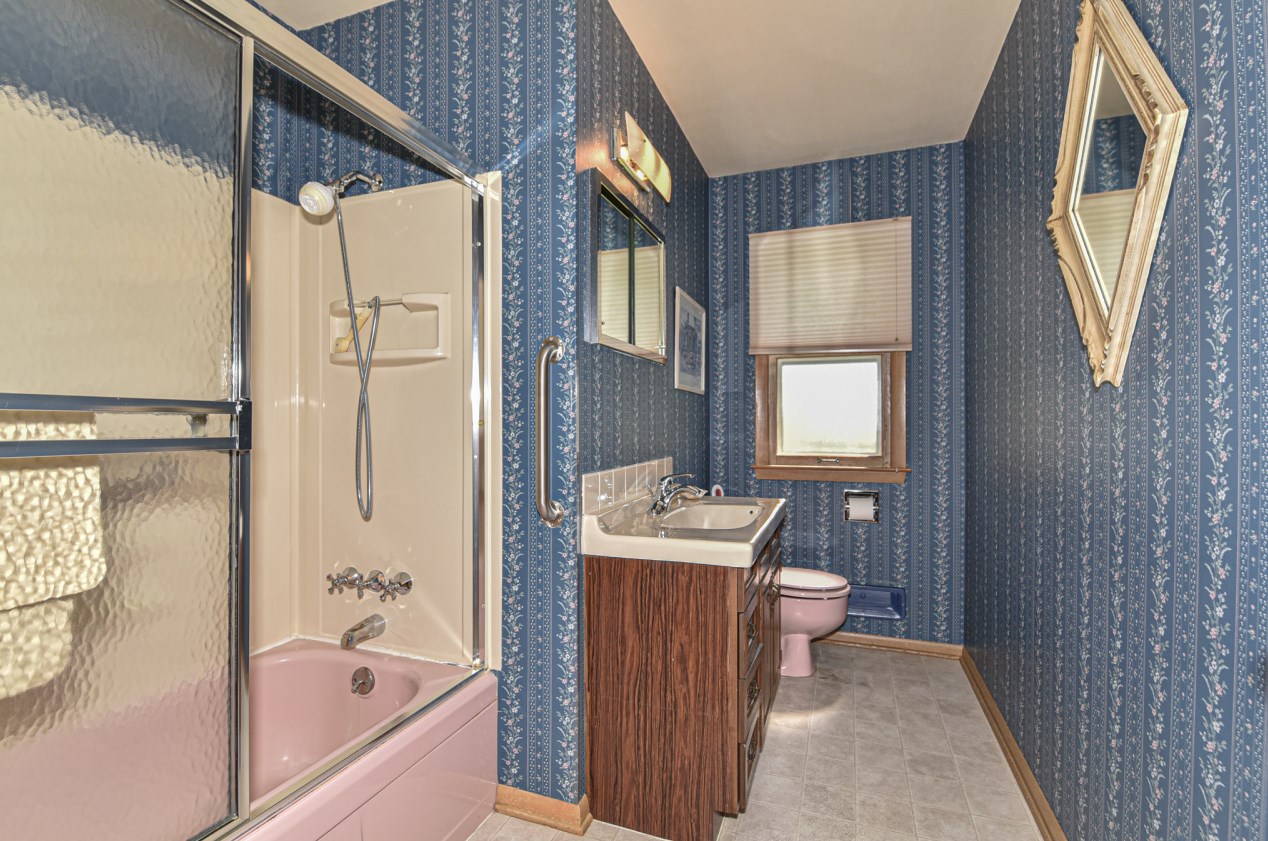 3415 Oak Creek Dr, Oak Creek WI  53154-4133 exterior