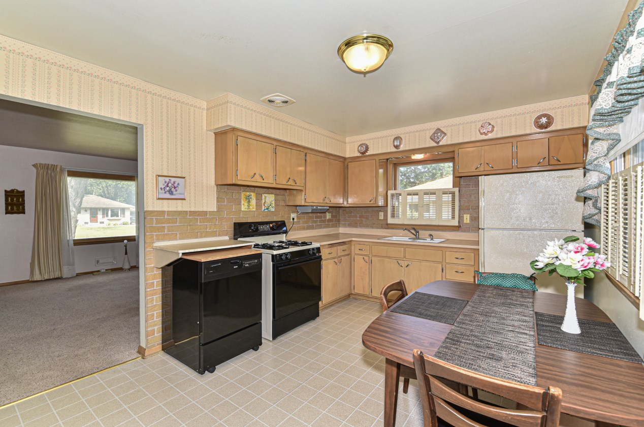 3415 Oak Creek Dr, Oak Creek WI  53154-4133 exterior