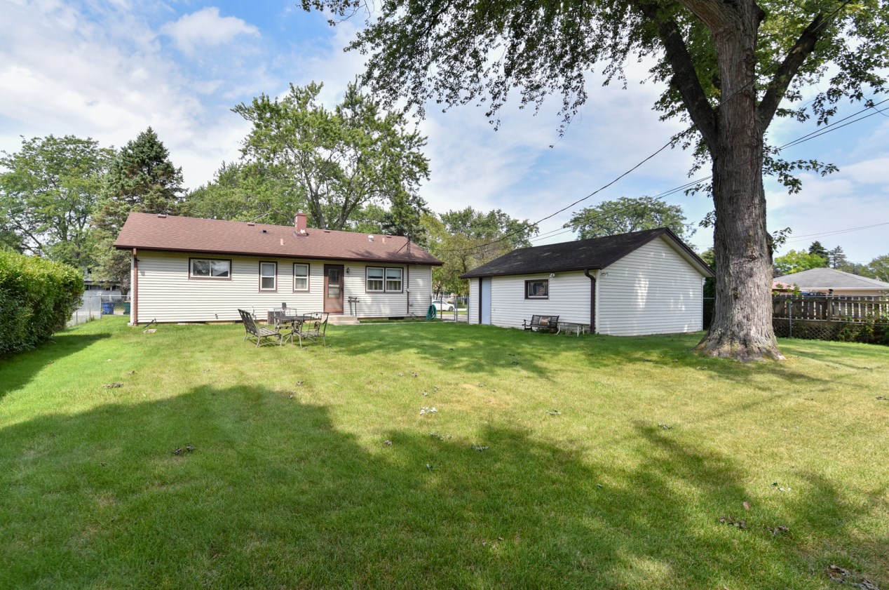 3415 Oak Creek Dr, Oak Creek WI  53154-4133 exterior