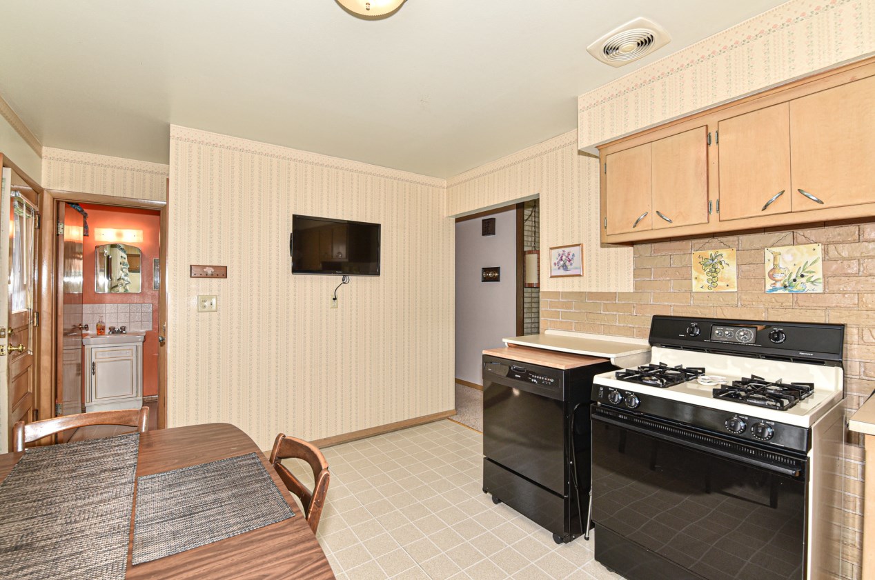 3415 Oak Creek Dr, Oak Creek WI  53154-4133 exterior