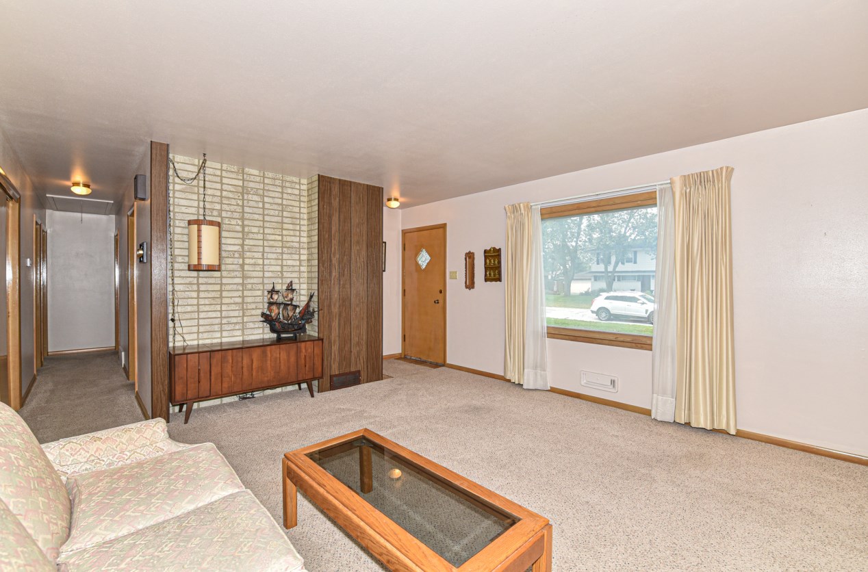 3415 Oak Creek Dr, Oak Creek WI  53154-4133 exterior