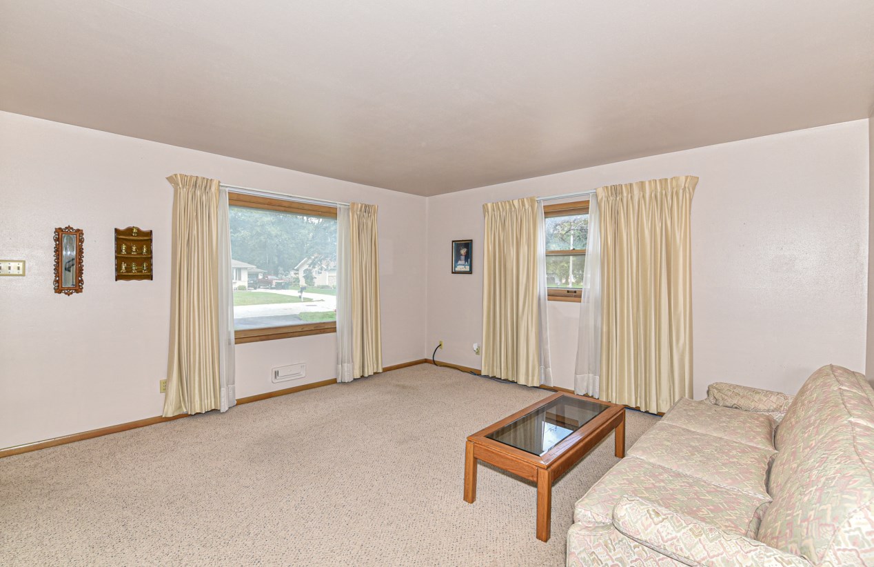 3415 Oak Creek Dr, Oak Creek, WI 53154-4133