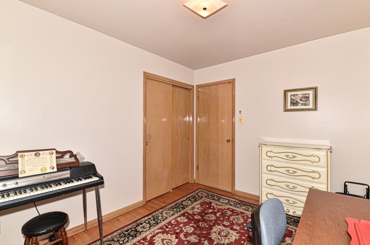 3415 Oak Creek Dr, Oak Creek WI  53154-4133 exterior