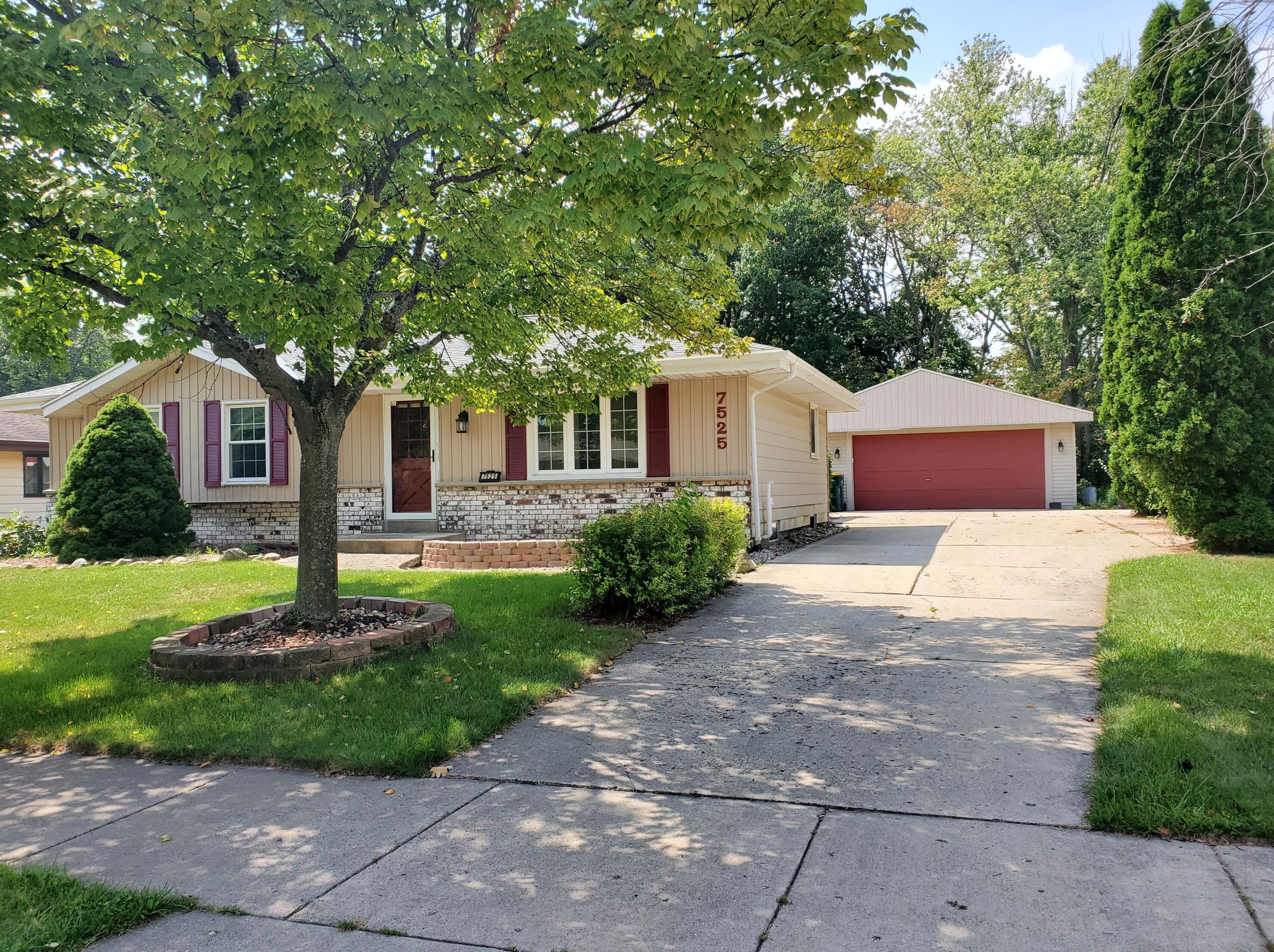 7525 Manitowoc Ave, Oak Creek, WI 53154-2147