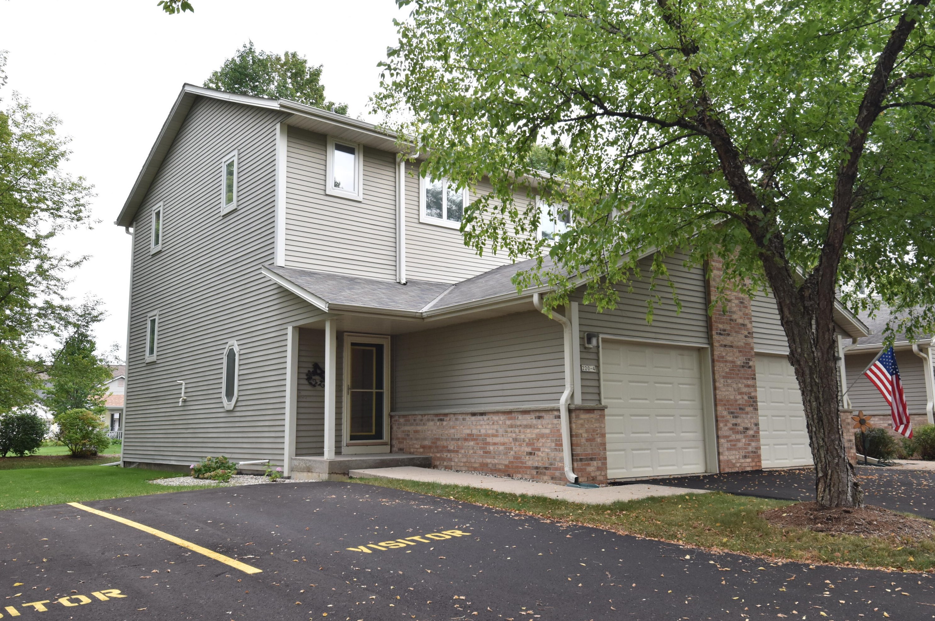 220 Country Ct, Delafield WI  53018-1876 exterior