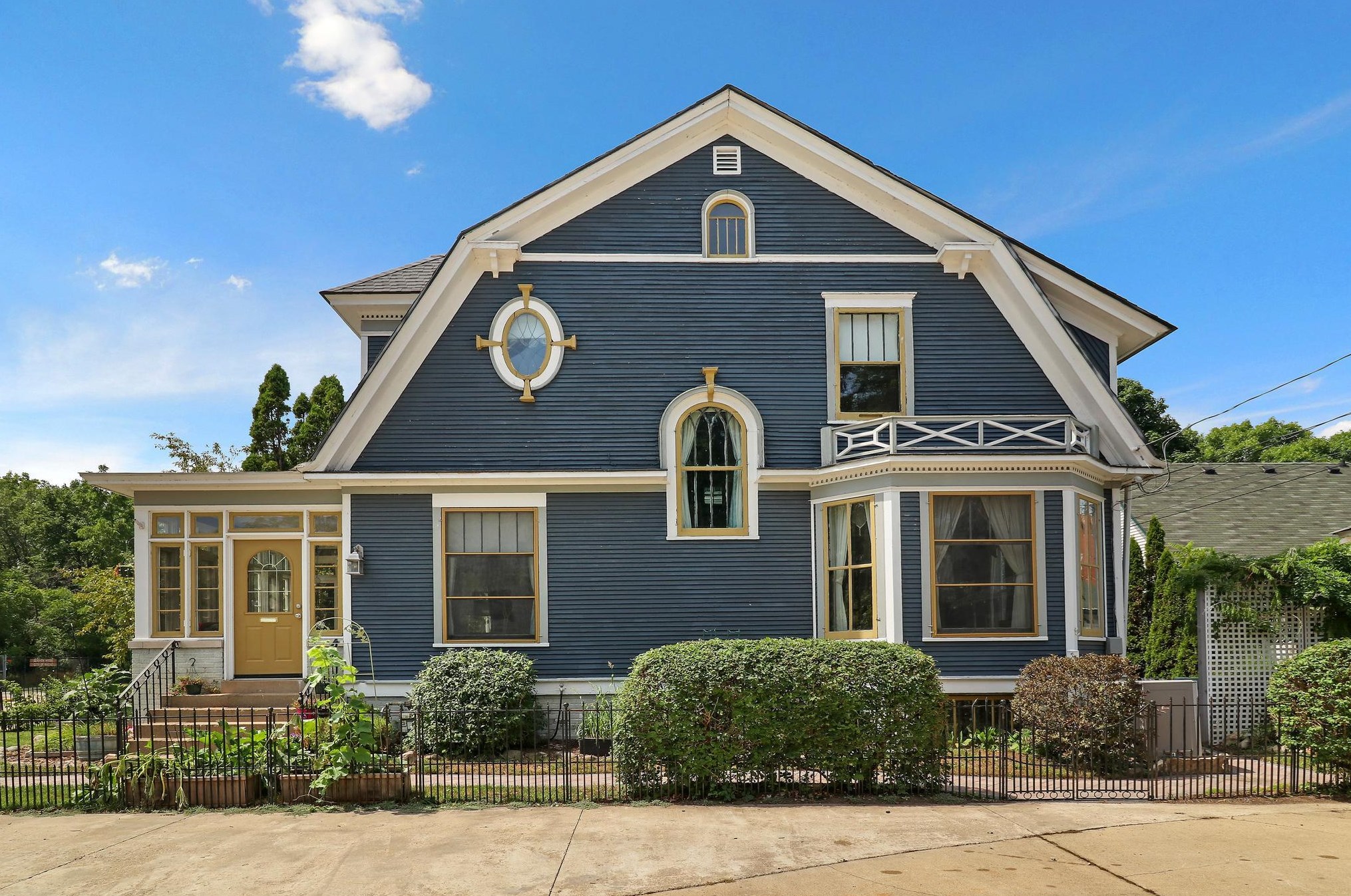 514 De Koven Ave, Racine, WI 53403-2754