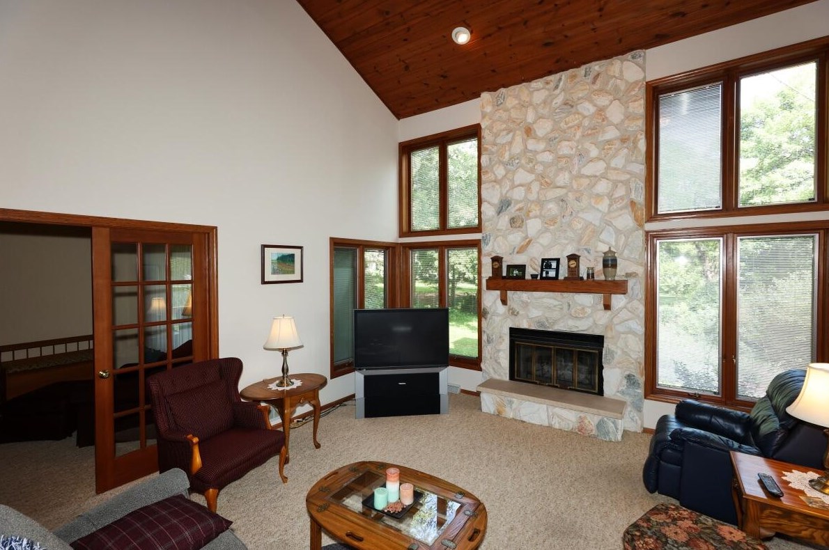 5248 Robinwood Ln, Hales Corners, WI 53130