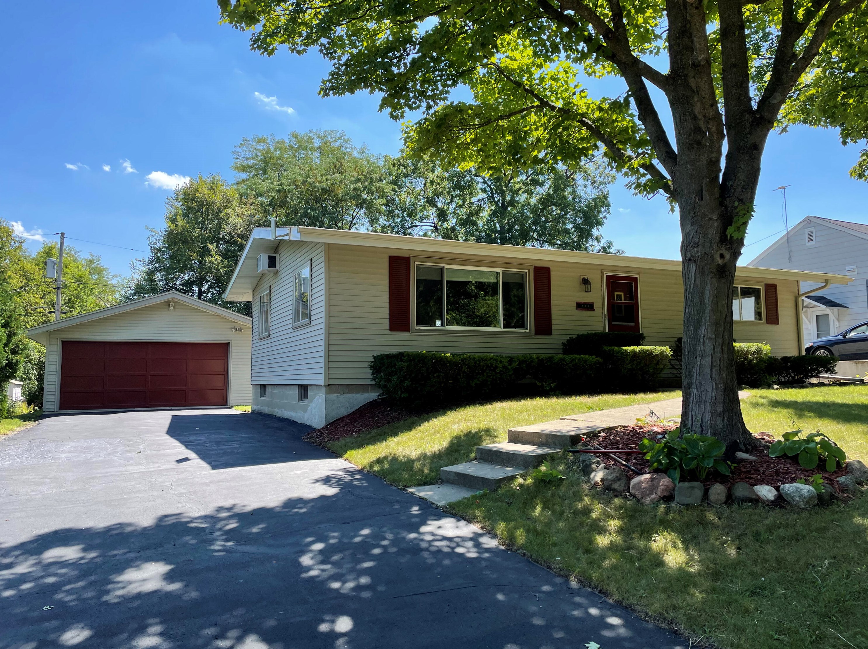 531 Oak St, Lyons, WI 53105-1004