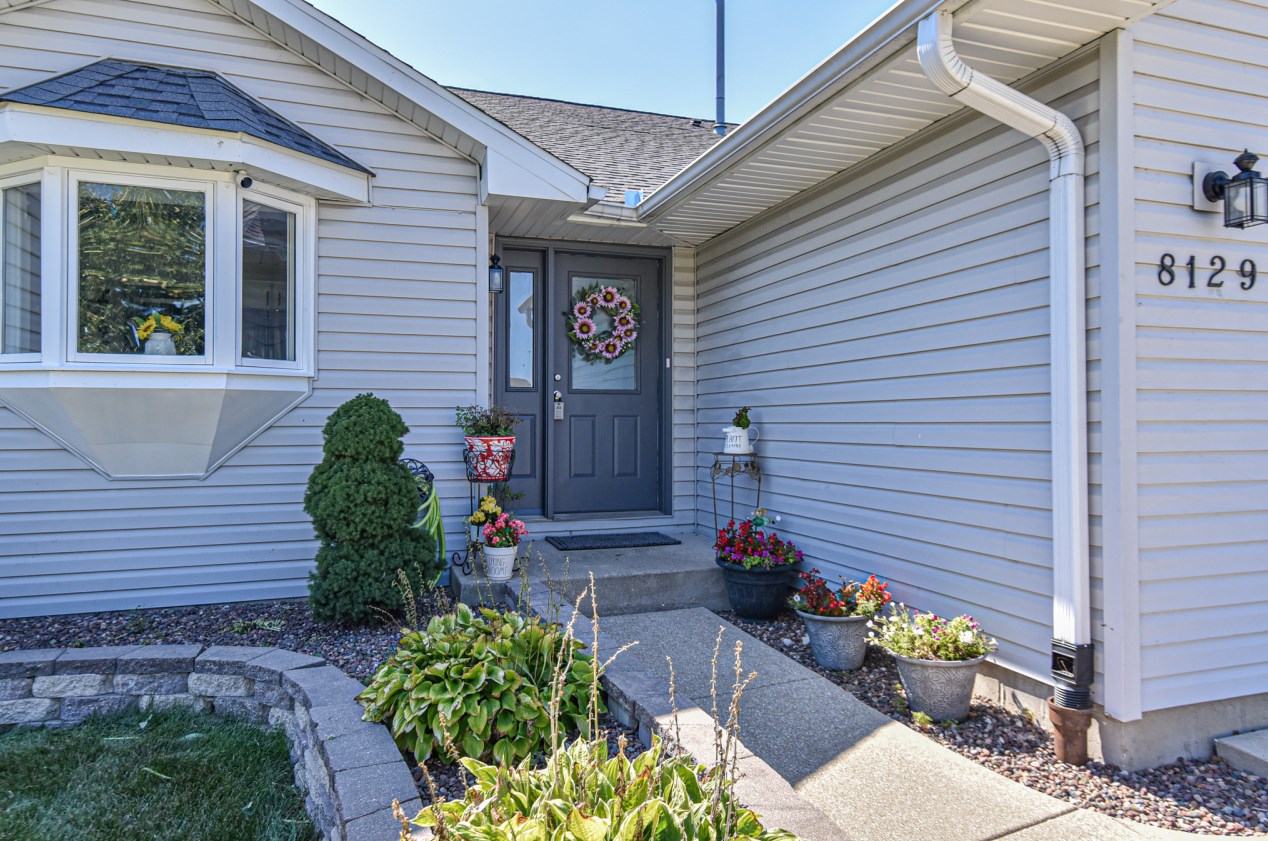8129 S Wildwood Dr, Oak Creek, WI 53154