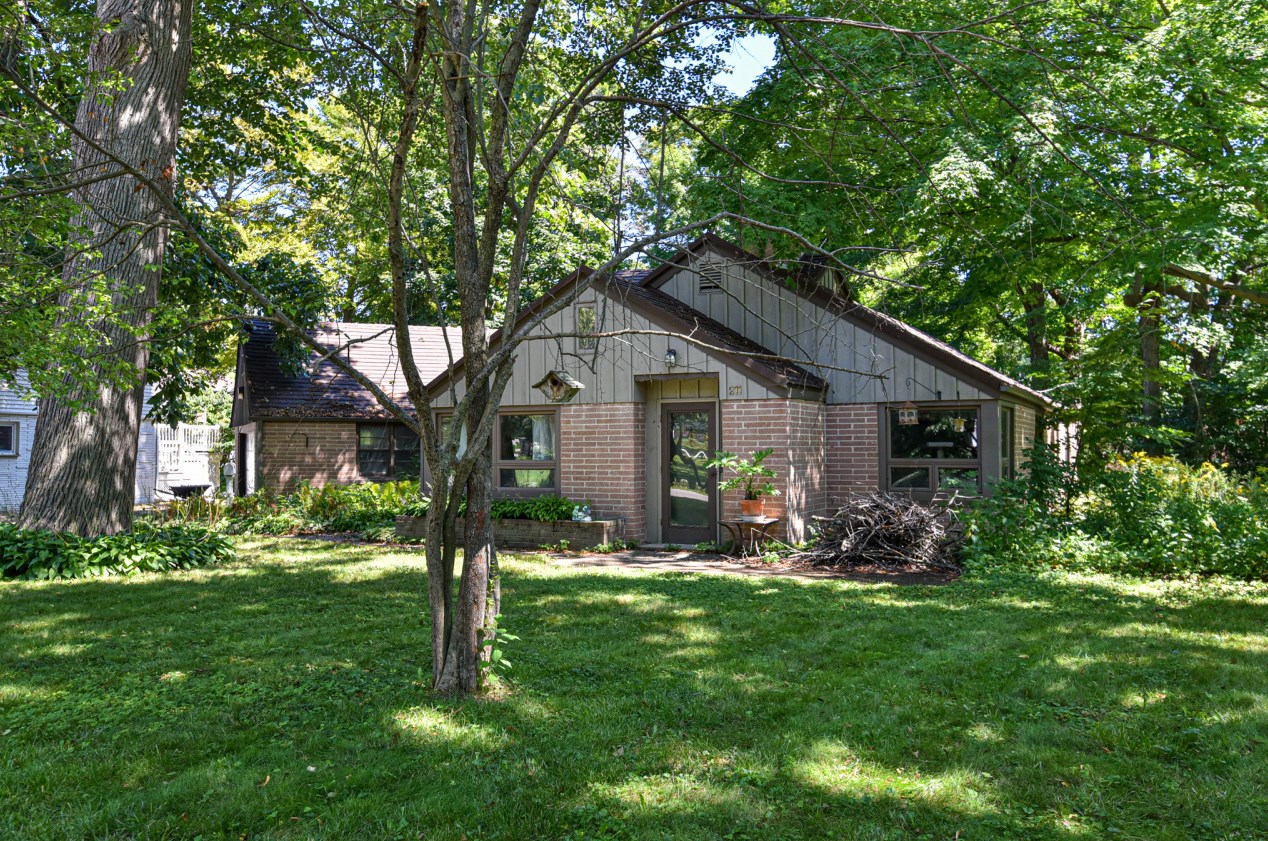 211 Brookdale Dr, South Milwaukee, WI 53172-1216