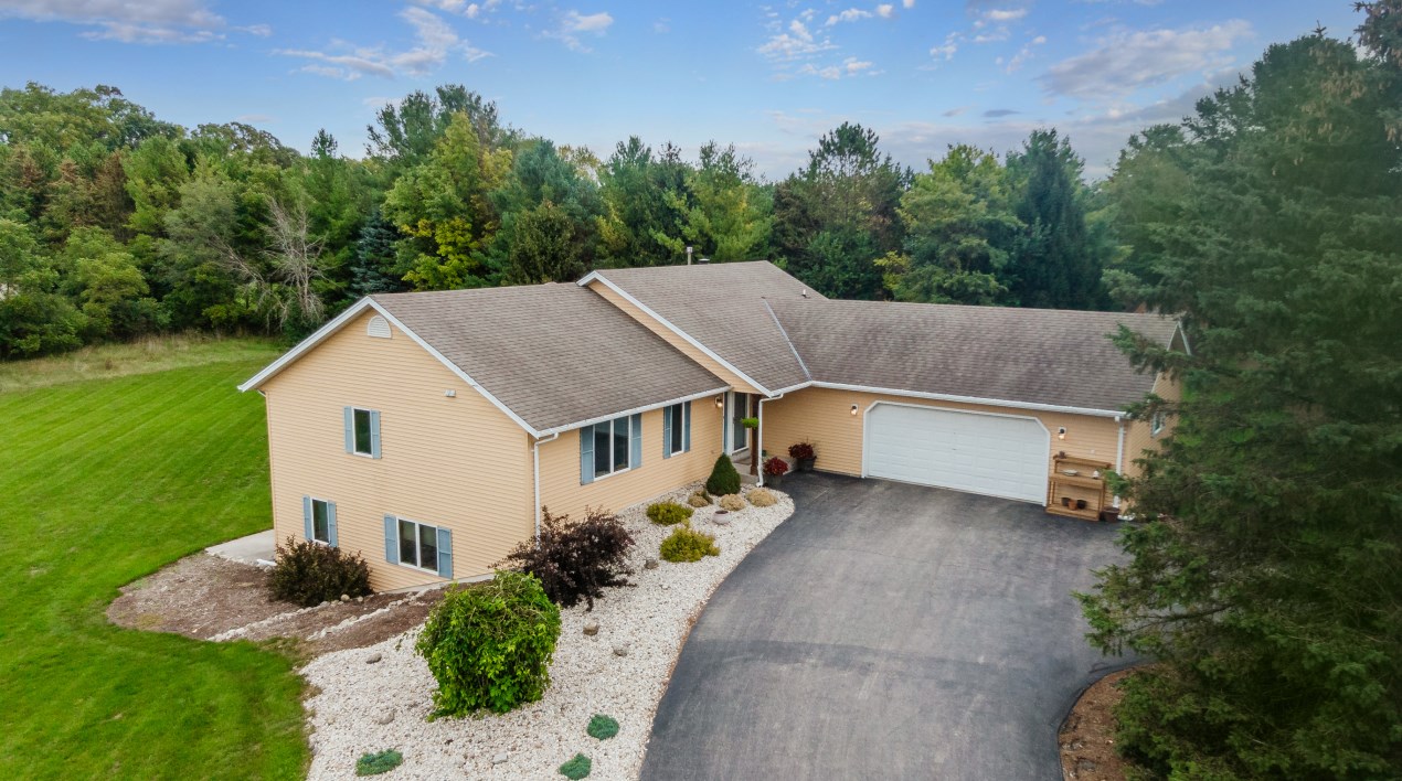 30846 River Ridge Ct, Waterford, WI 53185-3382