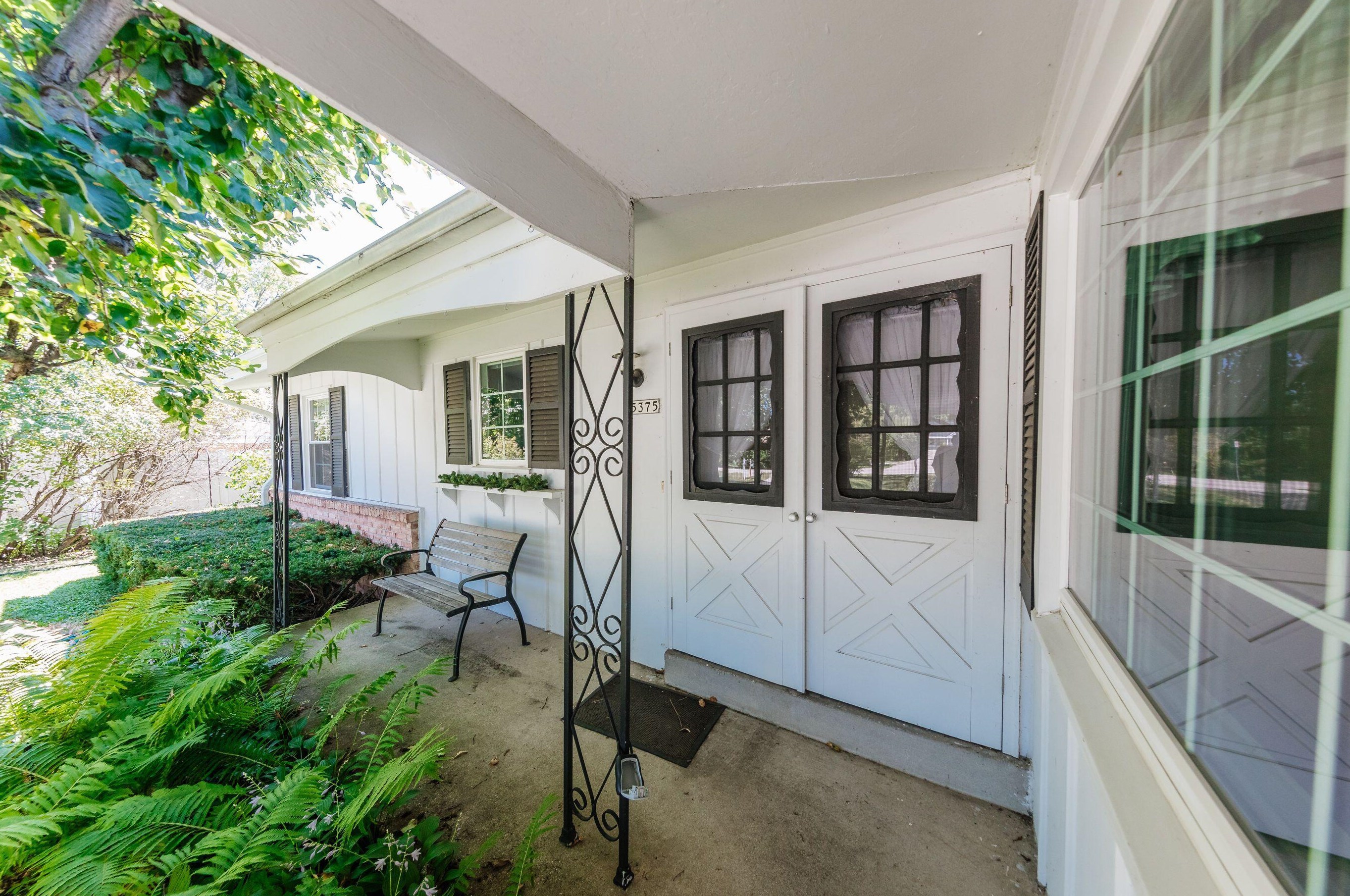 5375 Allenwood Ln, Hales Corners, WI 53130-1507