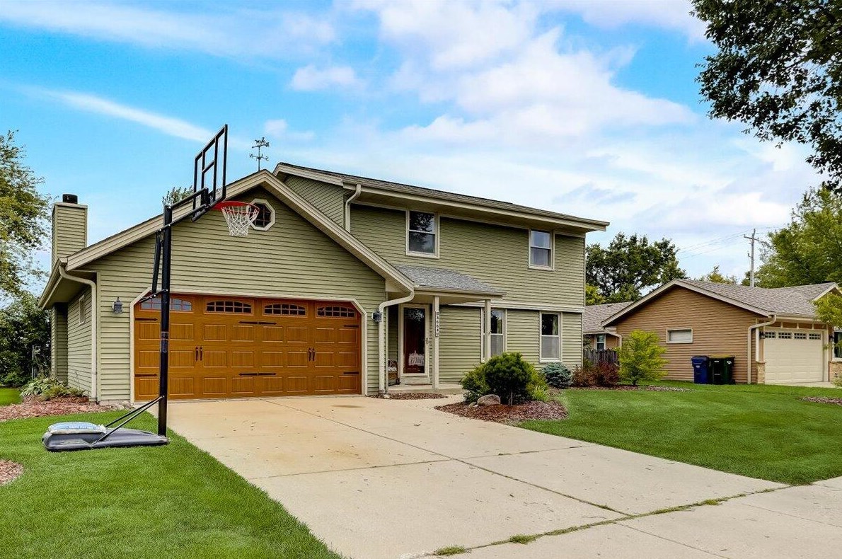 8664 S Wildwood Dr, Oak Creek, WI 53154