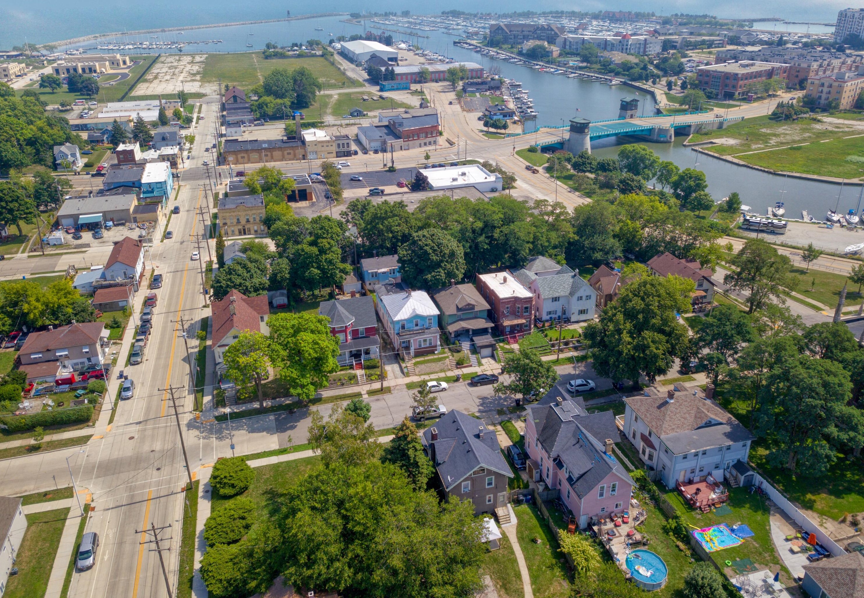 1132 Erie St, Racine, WI 53402-5120