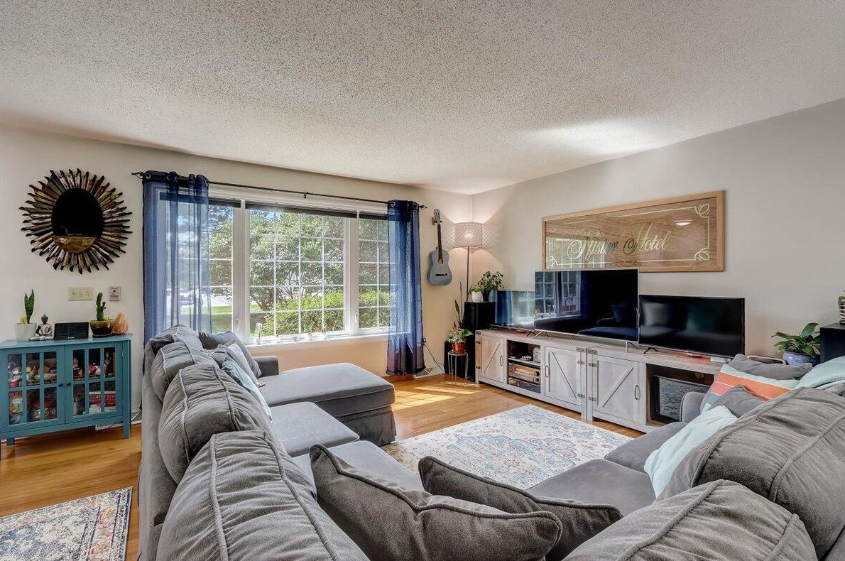 10150 W Whitnall Edge Dr #g, Hales Corners, WI 53132