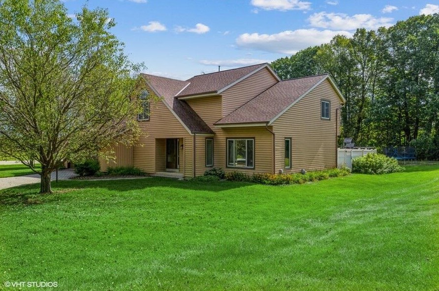 1918 Coral Ln, Cedarburg, WI 53012-9700