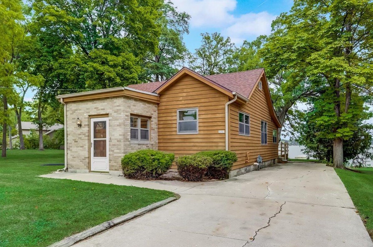 2701 Lakeshore Dr, Kansasville, WI 53139
