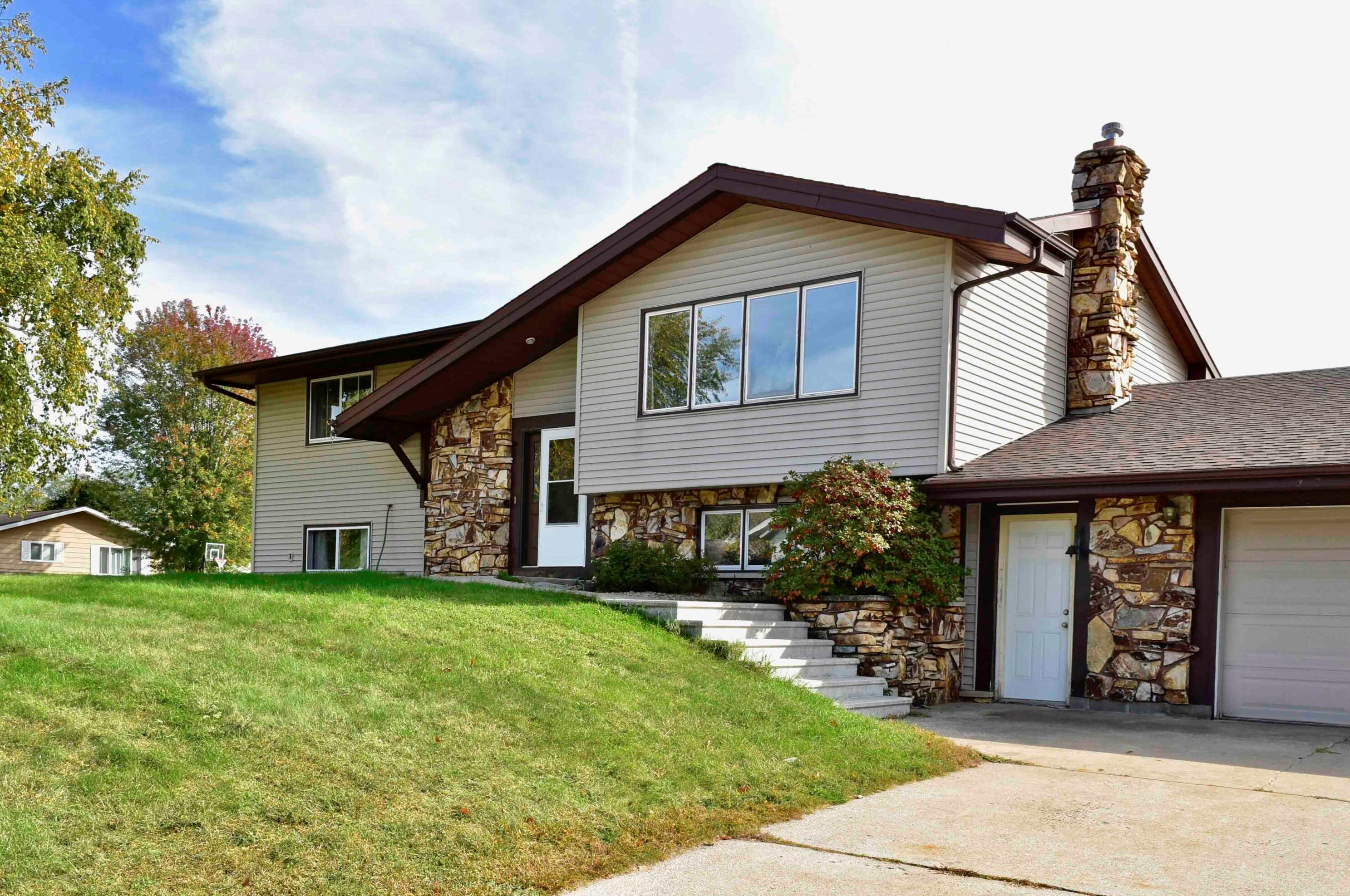 441 Fireside Dr, La Crescent, MN 55947