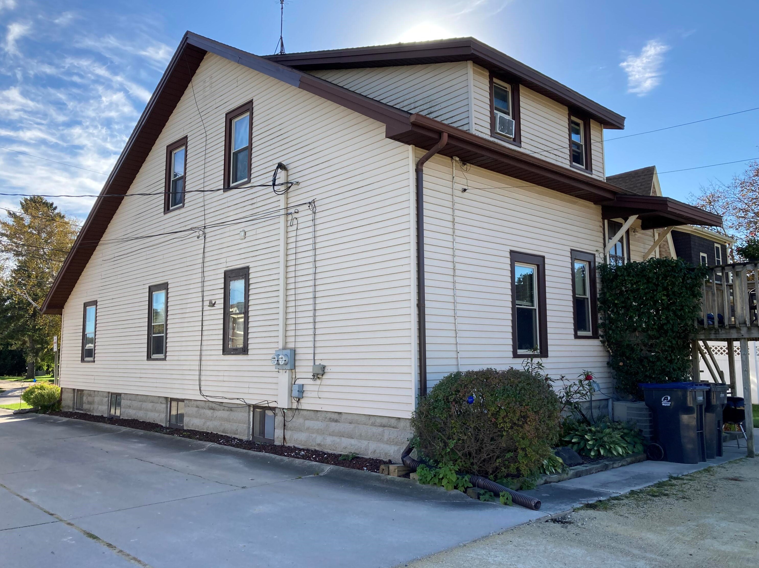 109 Elm St, Belgium, WI 53004-9530