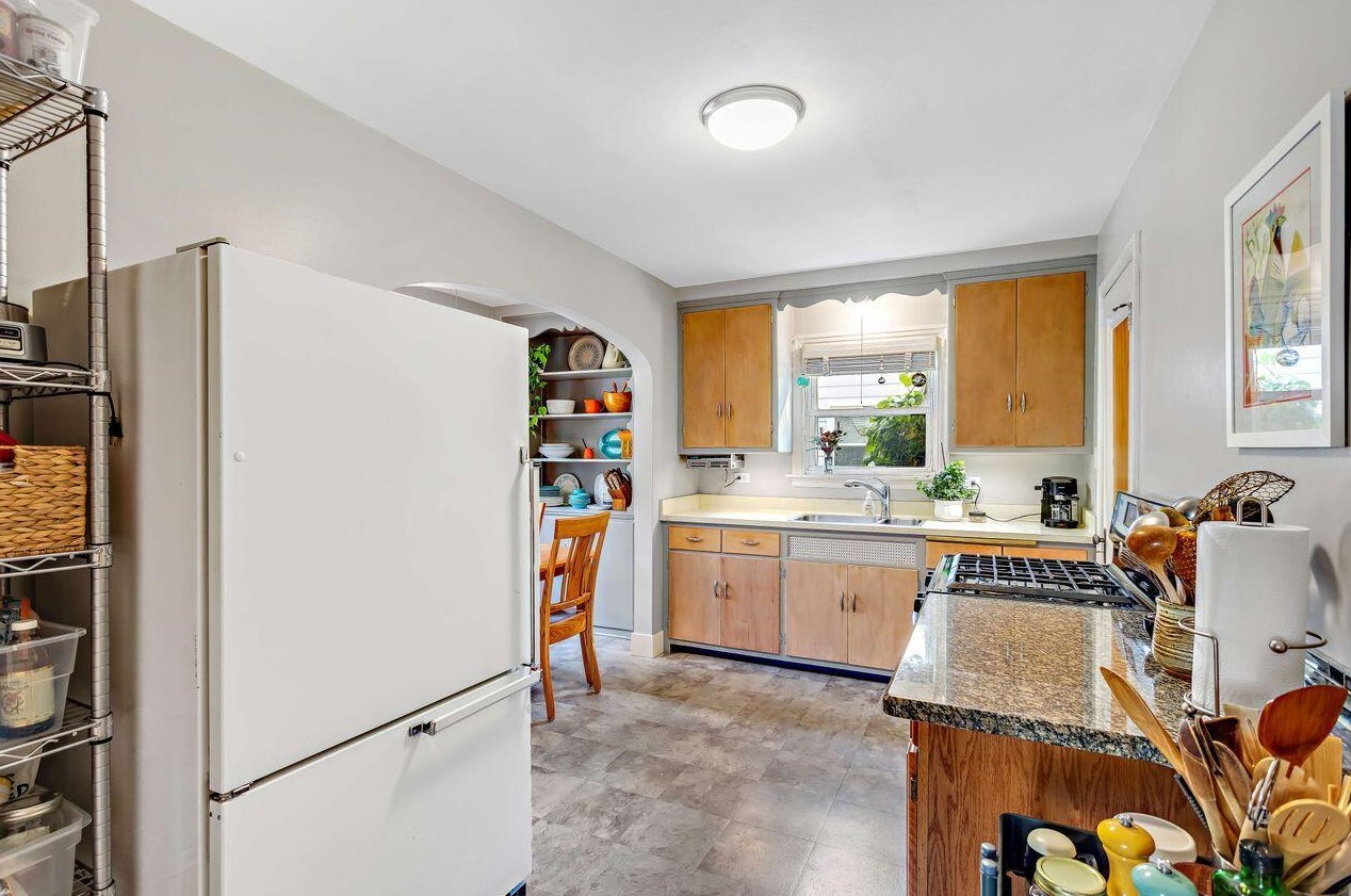 209 Honey Crk Dr, Milwaukee WI 53221-4062 exterior