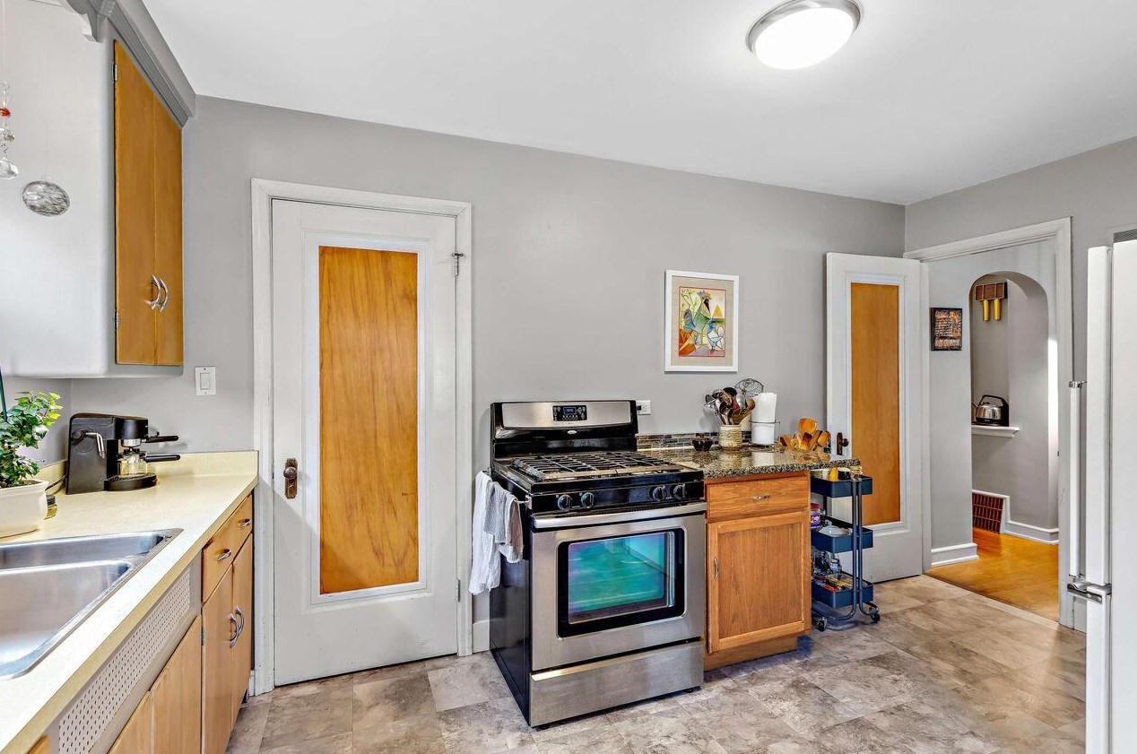 209 Honey Crk Dr, Milwaukee WI 53221-4062 exterior