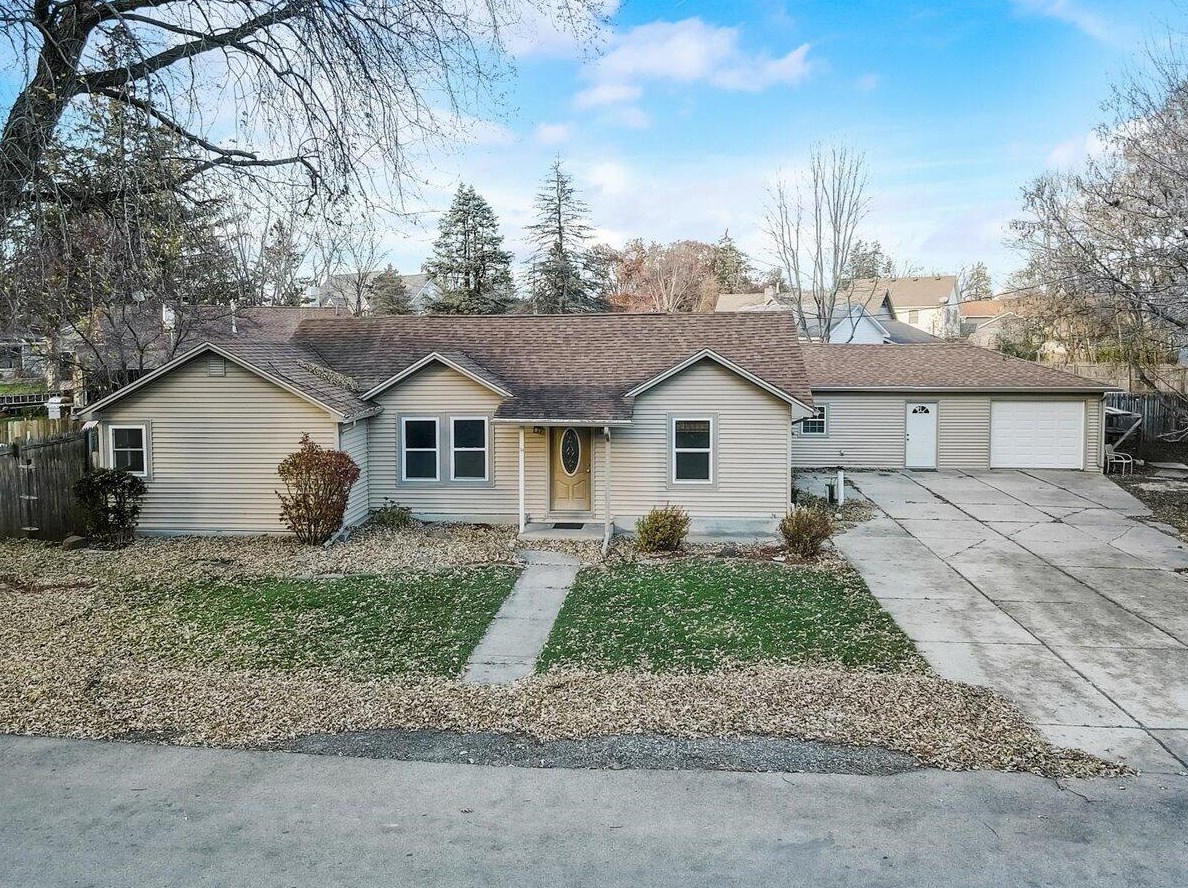 33200 Store St, Lyons, WI 53105