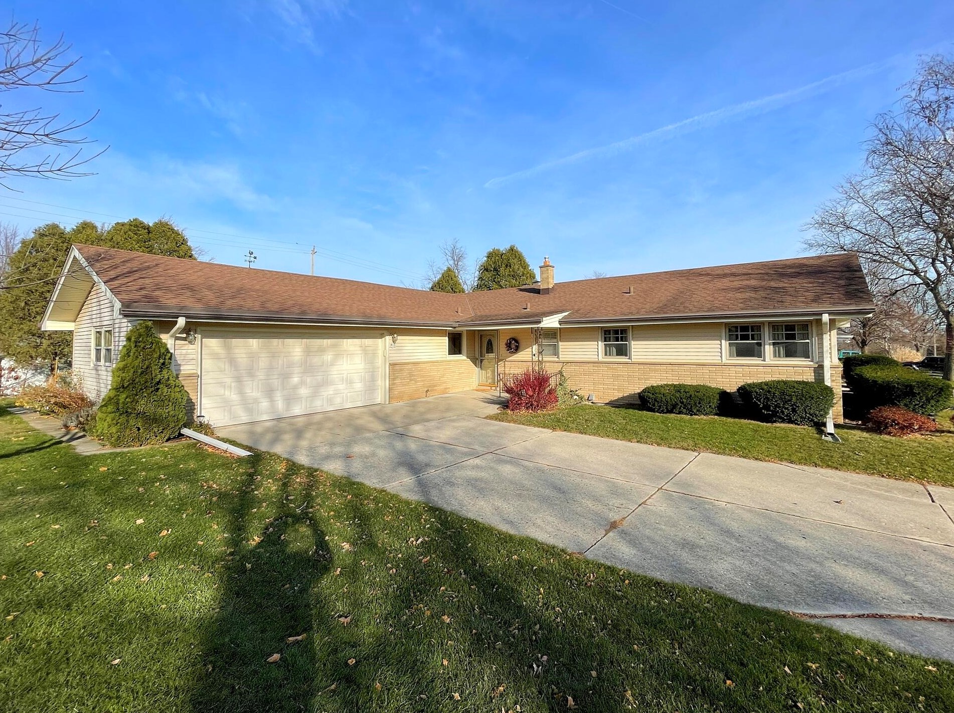 1812 Oak St, South Milwaukee, WI 53172-1458