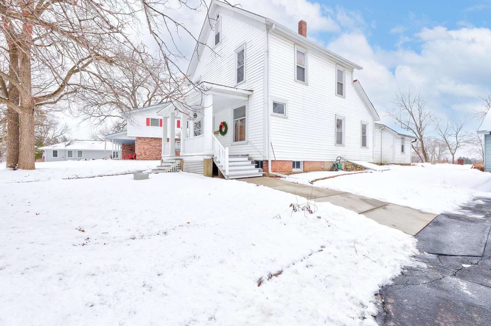 445 High St, Pewaukee, WI 53072-2407