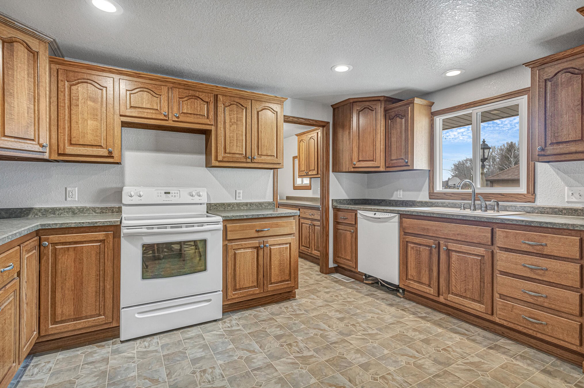 808 Wisconsin Dr, Sheboygan, WI 53083-1303
