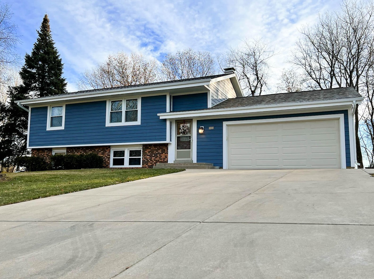 875 Crescent Ln, Chenequa, WI 53029